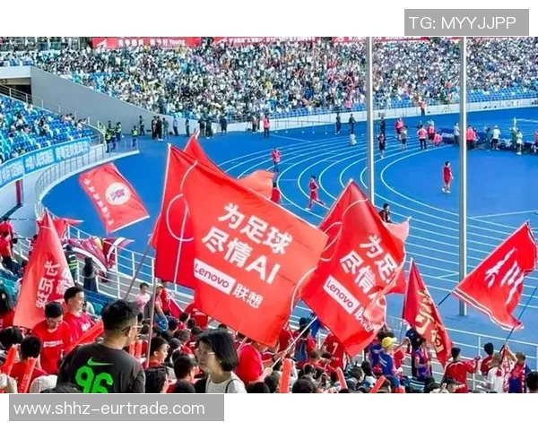 足球明星的爱犬展现球技与主人同场竞技的精彩瞬间